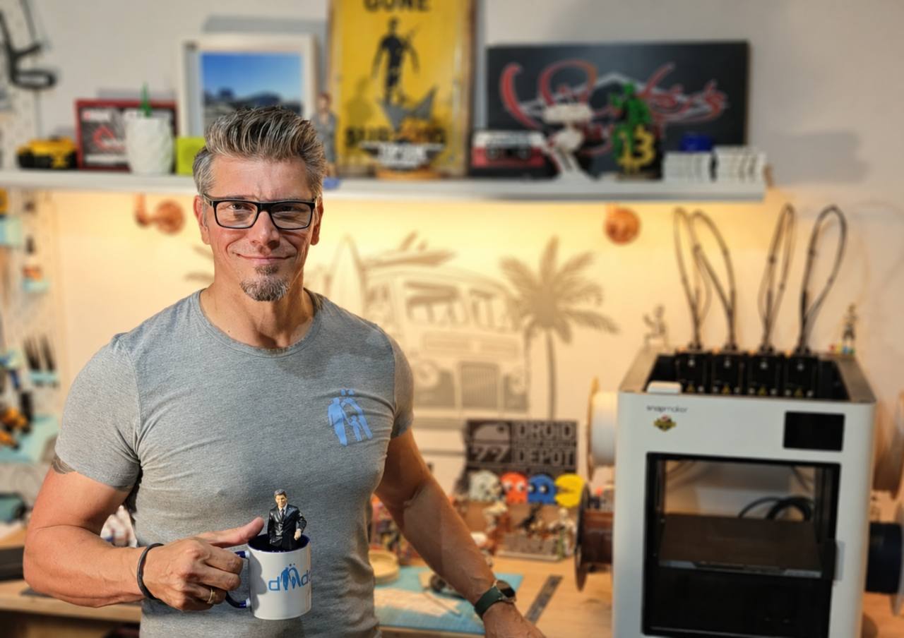 Ben im dädd design Atelier mit 3D-Drucker und Figur