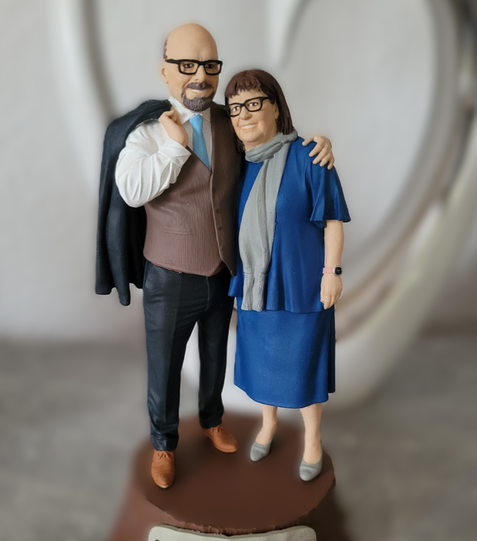 Personalisierte 3D-Figur eines Hochzeitspaares nach eigenen Fotos: Braut und Br&auml;utigam als handbemaltes Einzelst&uuml;ck auf Sockel