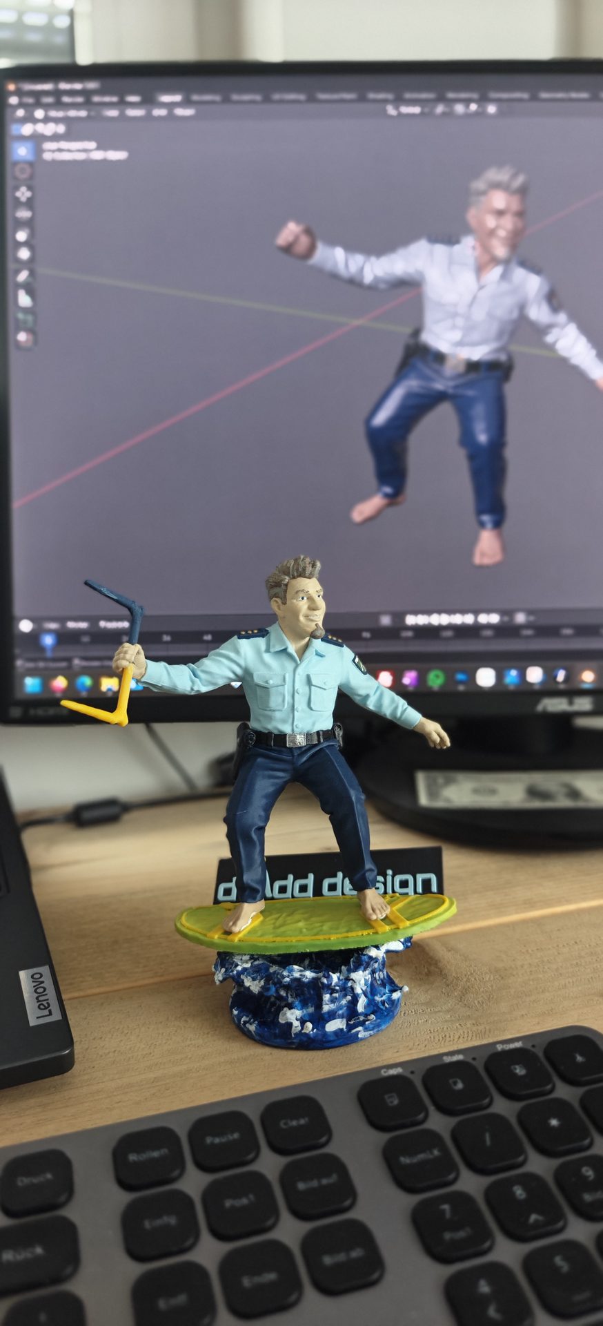 Personalisierte 3D-Kunstfigur mit Firmenbranding auf Pedestal