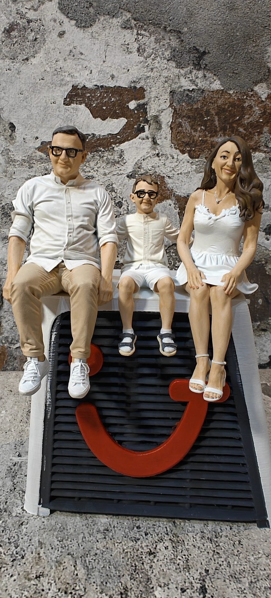 Momentenschmelz Diorama &ndash; Familie im Urlaub auf dem Schornstein eines Kreuzfahrtschiffs, ca. 10 cm Figuren auf eigenem Sockel