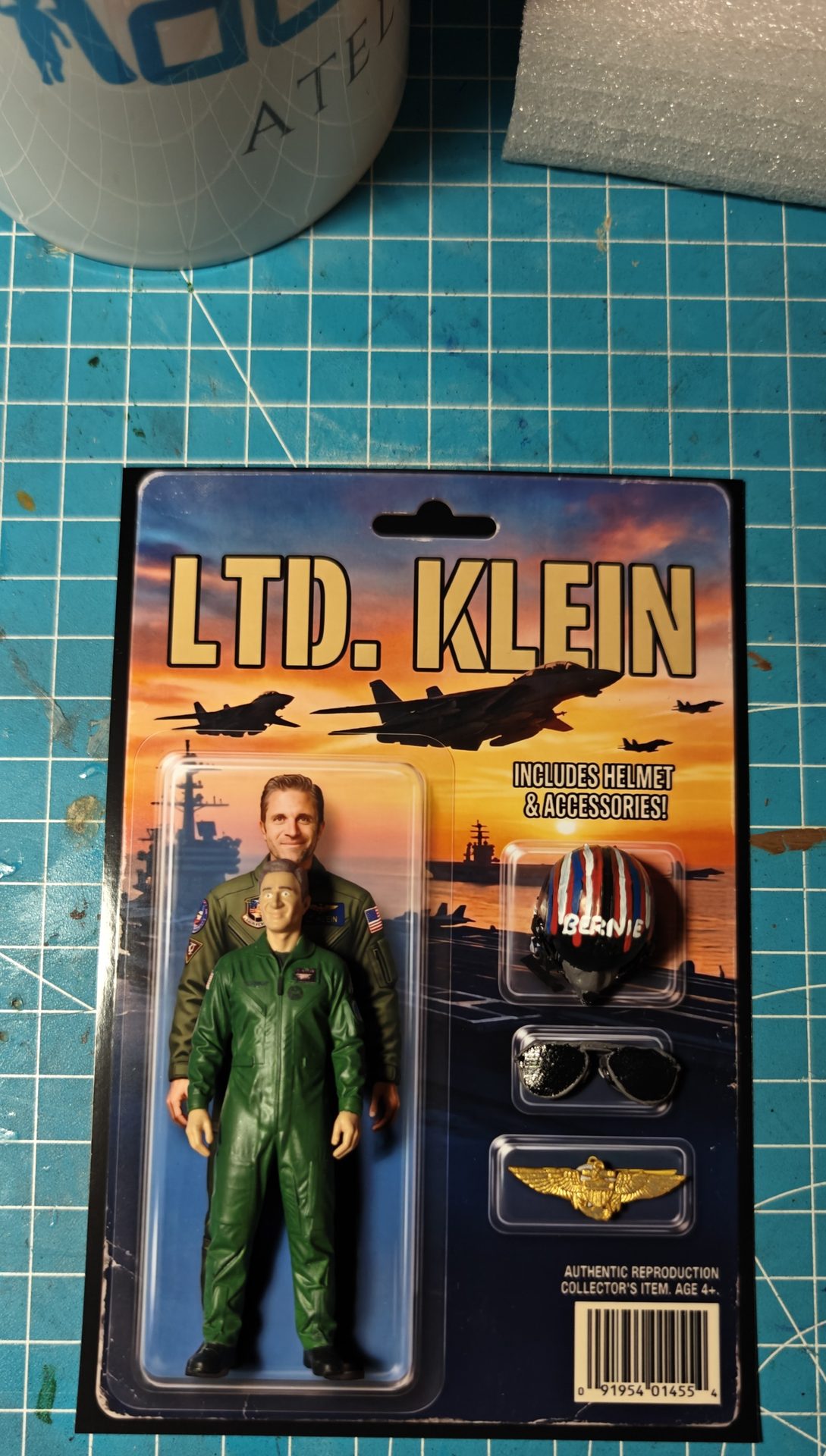 Die Verpackungskarte mit Navyflieger Schriftzug, Sonnenuntergangs-Hintergrund, Jet-Silhouetten