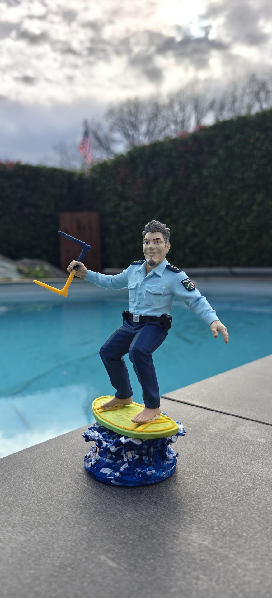 Kite-Polizist Figur – Seitenansicht