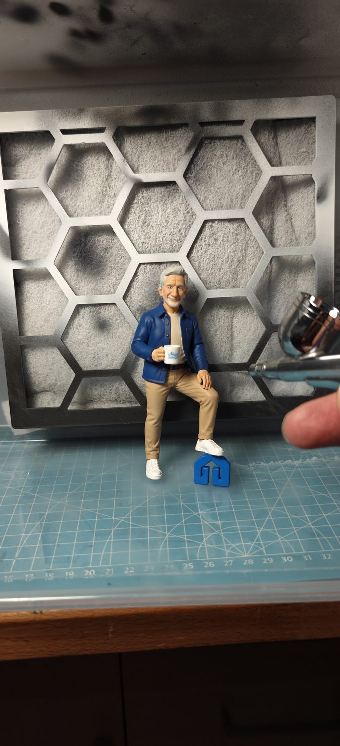Bemalte Figur auf der Werkbank vor dem Airbrush-Finish