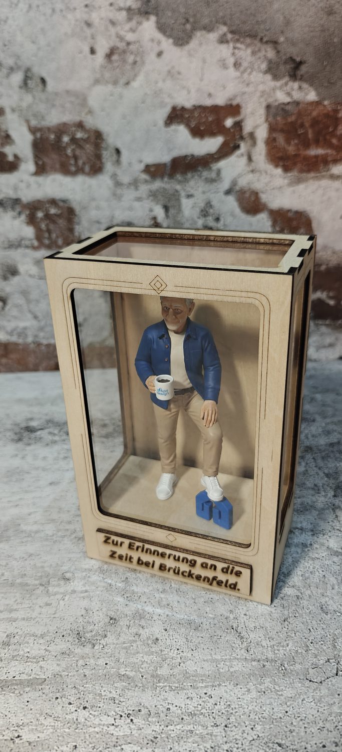 Atelier Box mit eingesetzter Figur, schr&auml;ge Ansicht