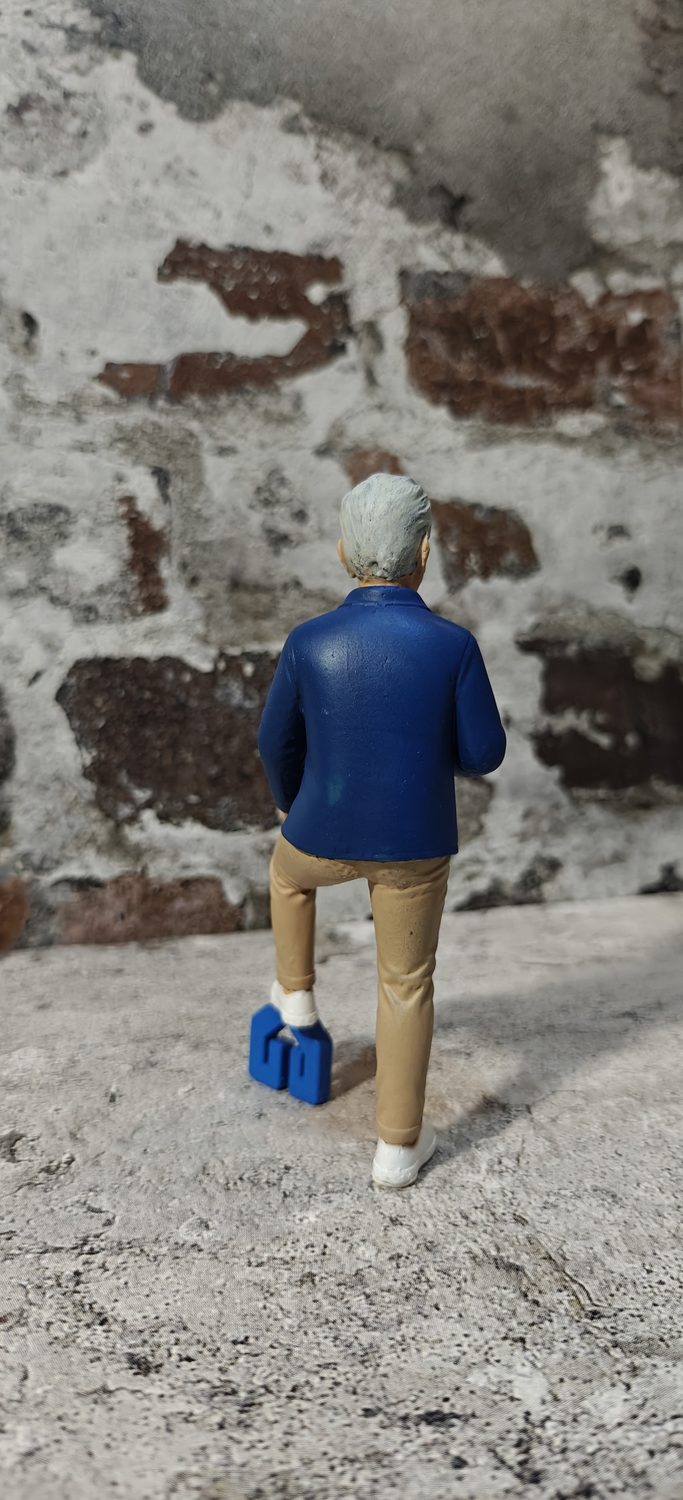 R&uuml;ckansicht der Figur mit blauem Logo-Sockel