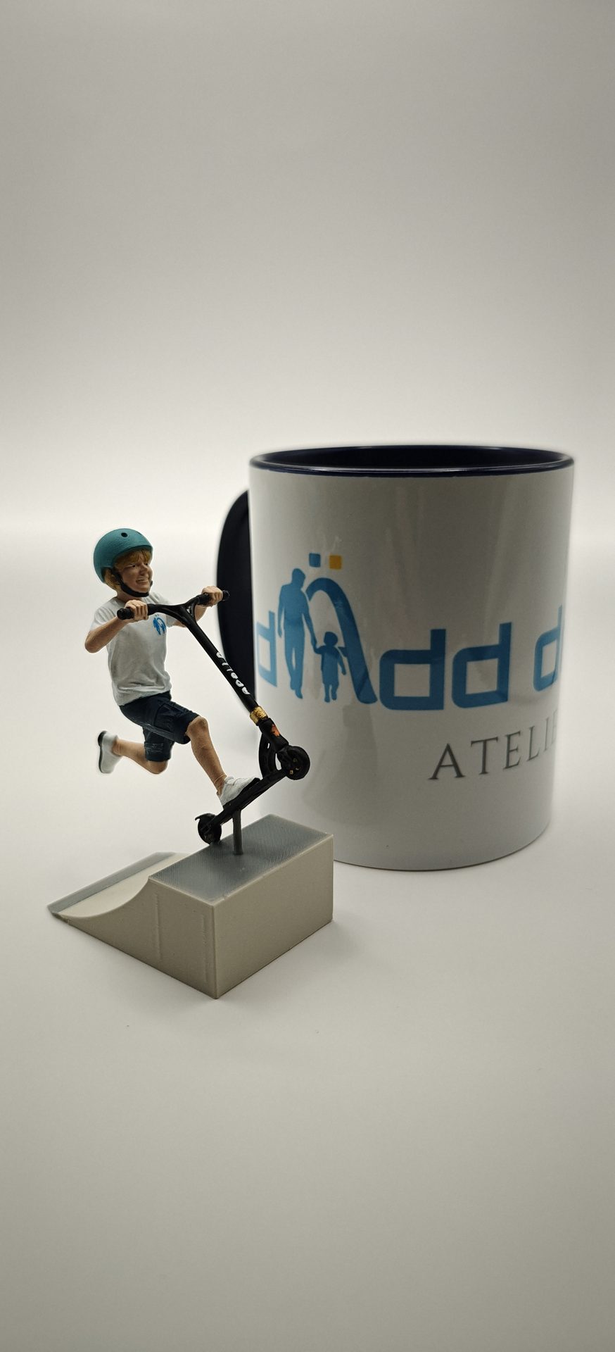Stuntroller-Figur neben der dädd design Atelier-Tasse für Größenvergleich