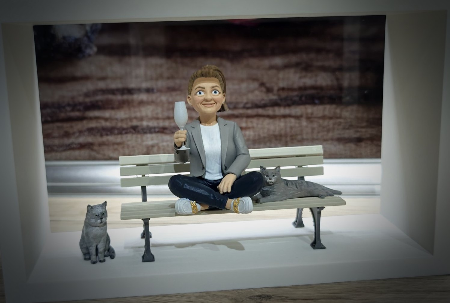 Personalisierte Figur als gerahmte Szene im Tiefrahmen