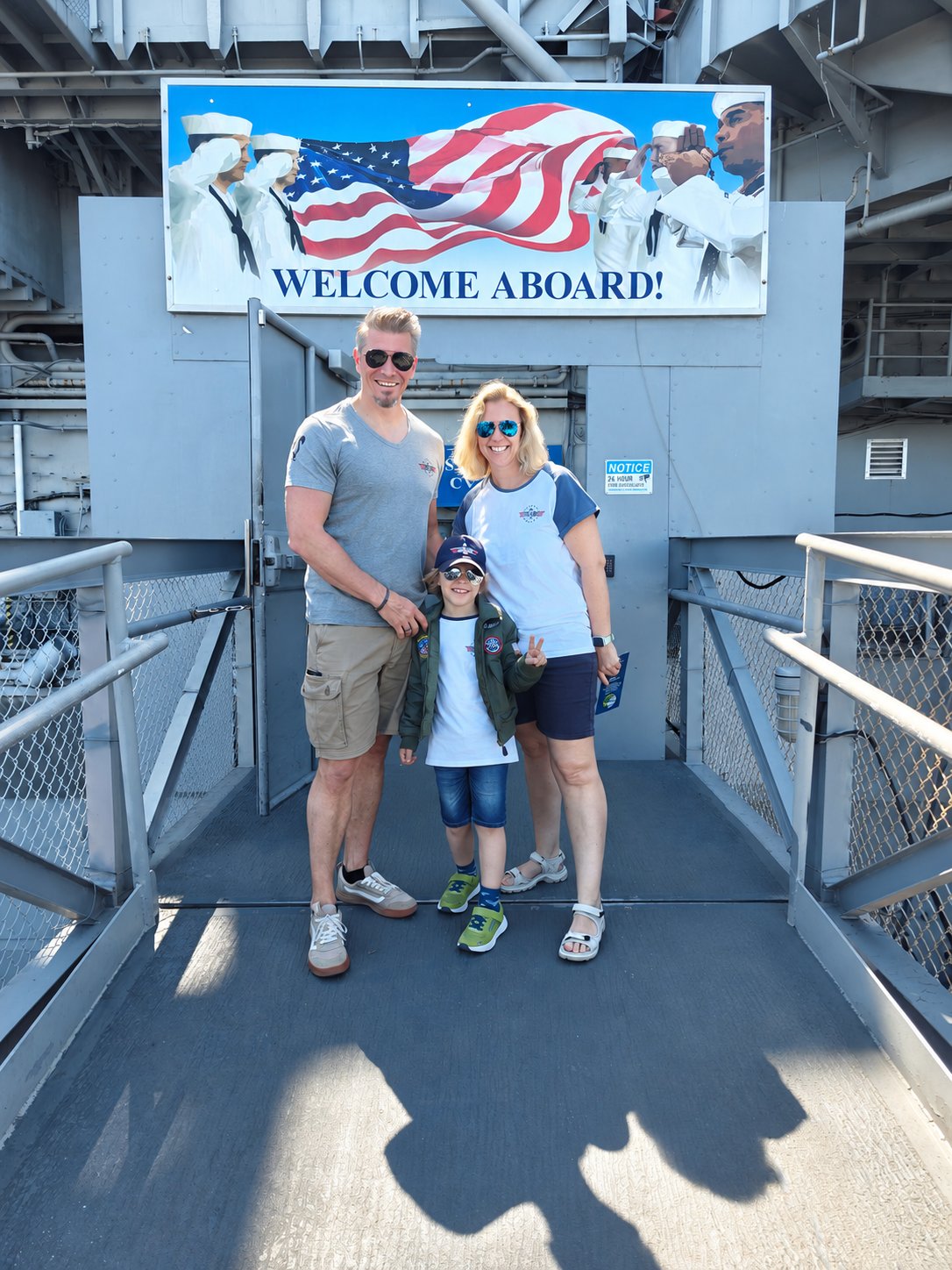 Das Originalfoto – Familie vor dem Welcome Aboard-Schild der USS Midway