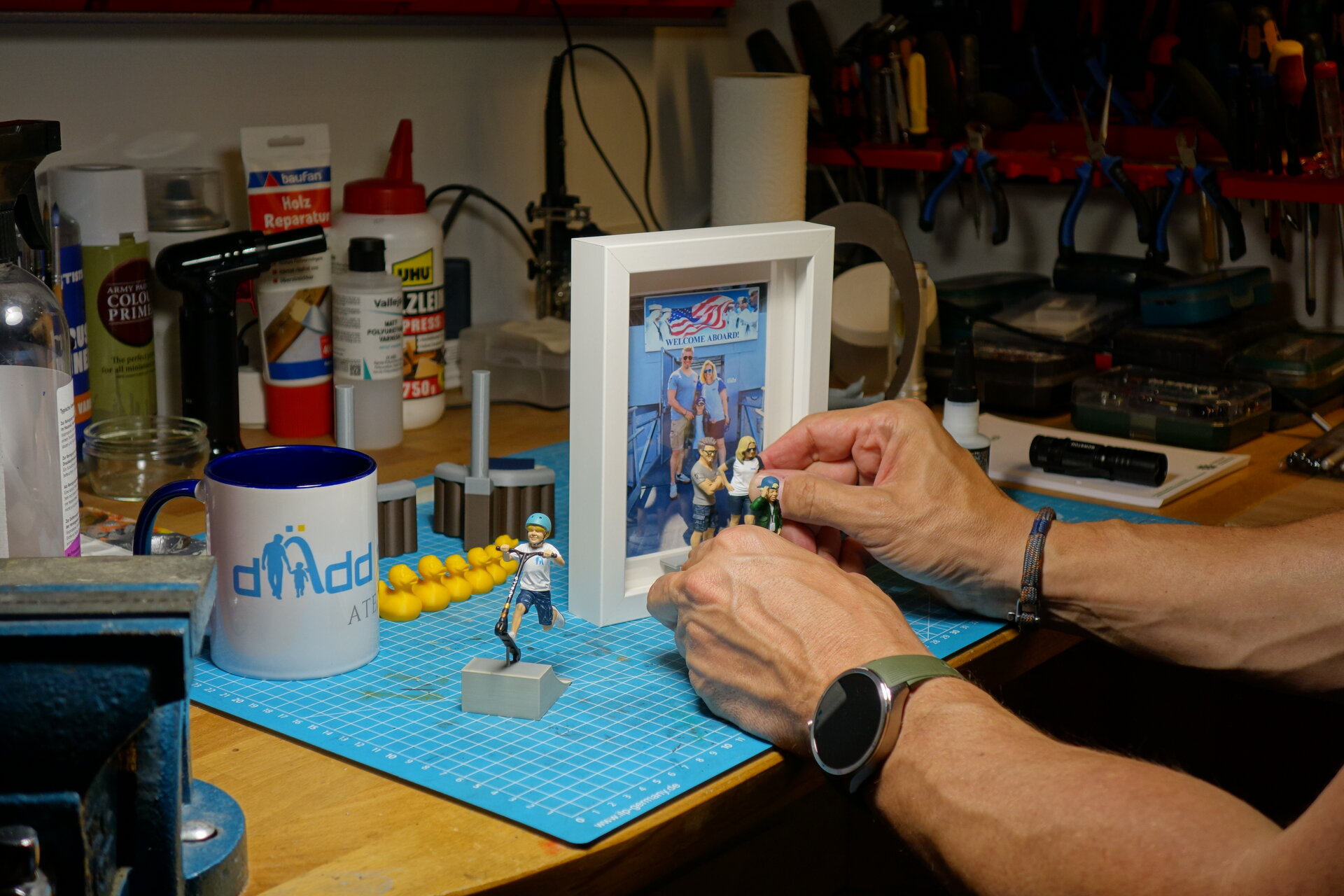 Die Figur wird im Out-of-Frame-Tiefrahmen platziert